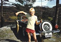 Orra jr med ørret fisket i Vengsvatnet, Thunderbird 56 i bakrunnen.