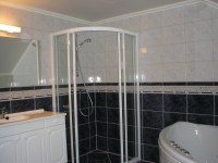 Badet i vårt deluxe rom 1
