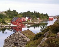 Garvgen med tradisjonelt naust i naturstein, den gamle Rorbua til venstre