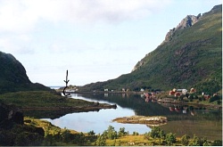 Utsikt etter å ha kommet gjennom Saupstad-tunnelen. Mærvollpollen og Joh. L. Unstad sjøhus (vist med pil).